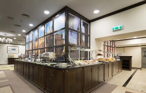 Desayuno buffet diario (PLN 100 por persona)