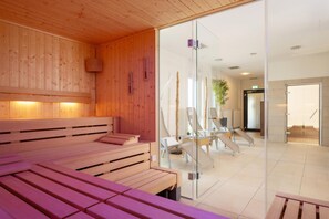 A sauna room with wooden benches and a glass partition. - Best Western Plus Hotel Köln City (Cologne)