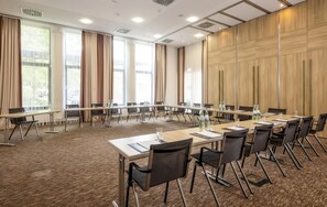 A conference room with long tables, chairs, and a carpeted floor. - Best Western Plus Hotel Köln City (Cologne)