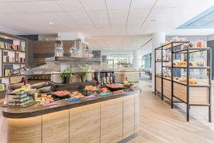 Morgunverðarhlaðborð daglega (28 EUR á mann)