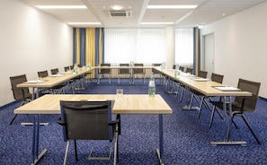 A conference room with a long table, chairs, and a carpeted floor. - Best Western Plus Hotel Köln City (Cologne)