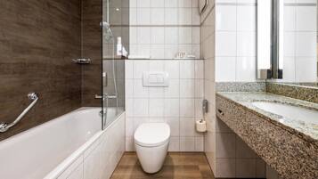 Bañera con ducha, secador de pelo, toallas, jabón