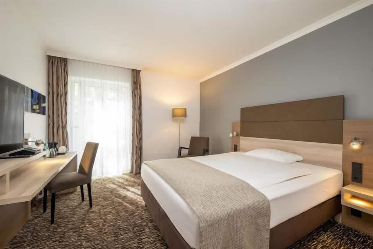 Premium bedding, in-room safe, desk, soundproofing