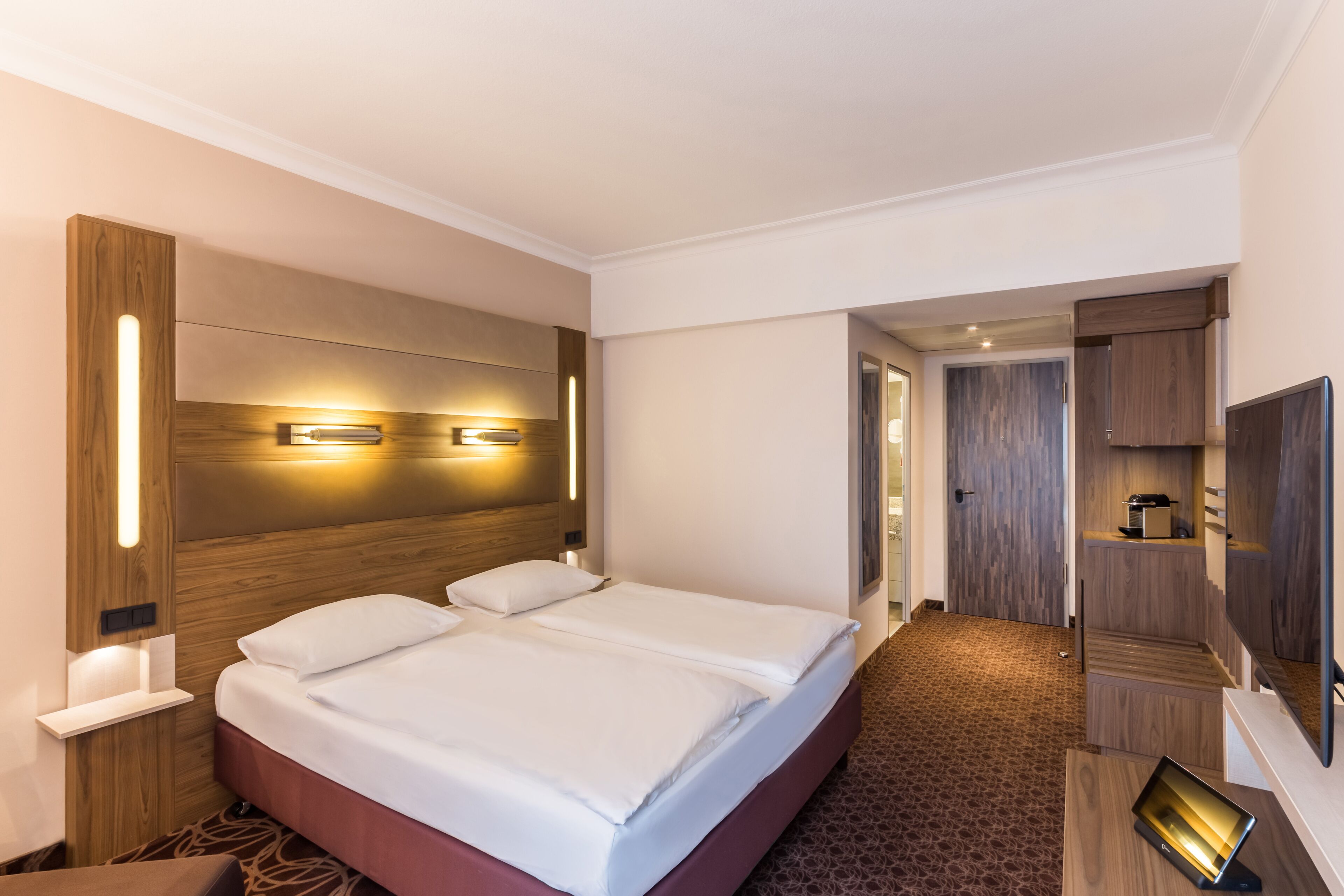 superior room, 1 queen bed | 1 bedroom, premium bedding, in-room safe, desk