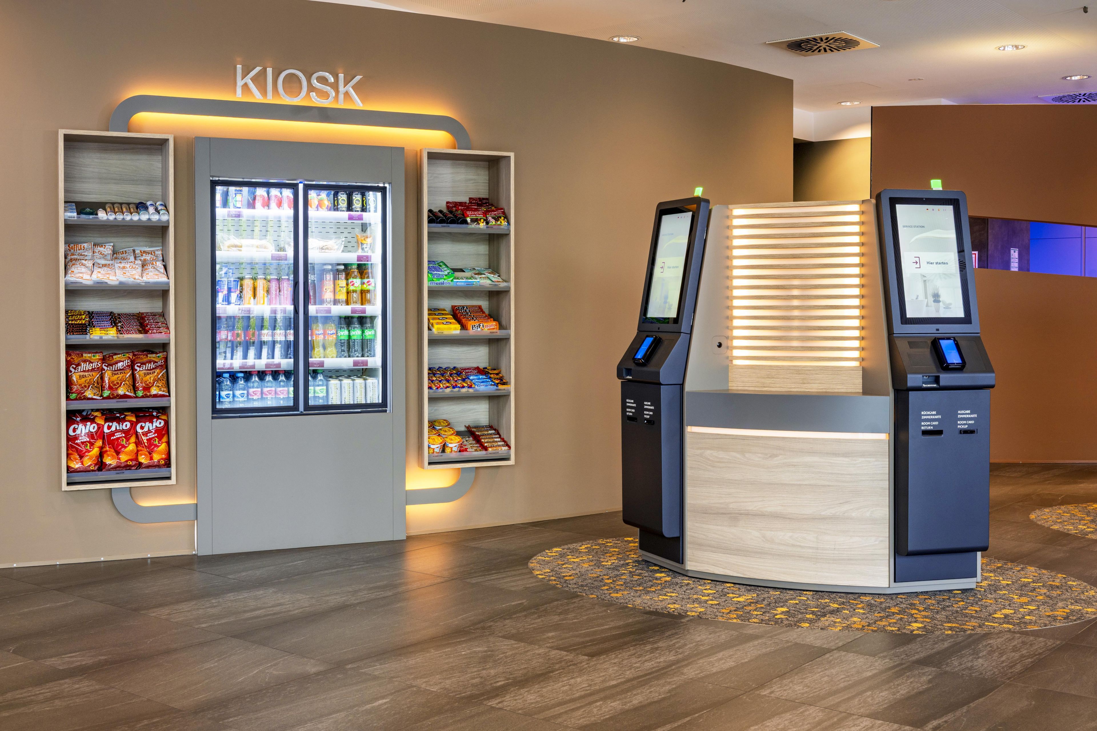 Ein Kiosk mit einem Automaten für Getränke und einem Bezahlsystem.