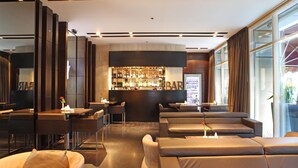 Eine moderne Bar mit Ledersitzmöbeln und einer gut sortierten Bar.
