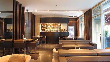 3 bars/lounges