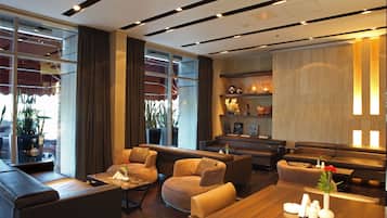 3 bars/lounges