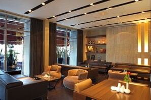 3 bars/lounges