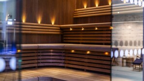 Un interior moderno con asientos escalonados e iluminación cálida.