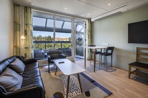 تلفزيون بشاشة مسطحة بحجم 40-بوصة يعرض قنوات تلفزيونية باشت راك مدفوع