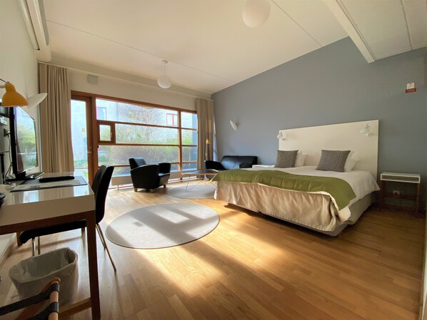 خزنة داخل الغرفة ومكتب ومكواة/لوح كي وواي فاي مجانًا