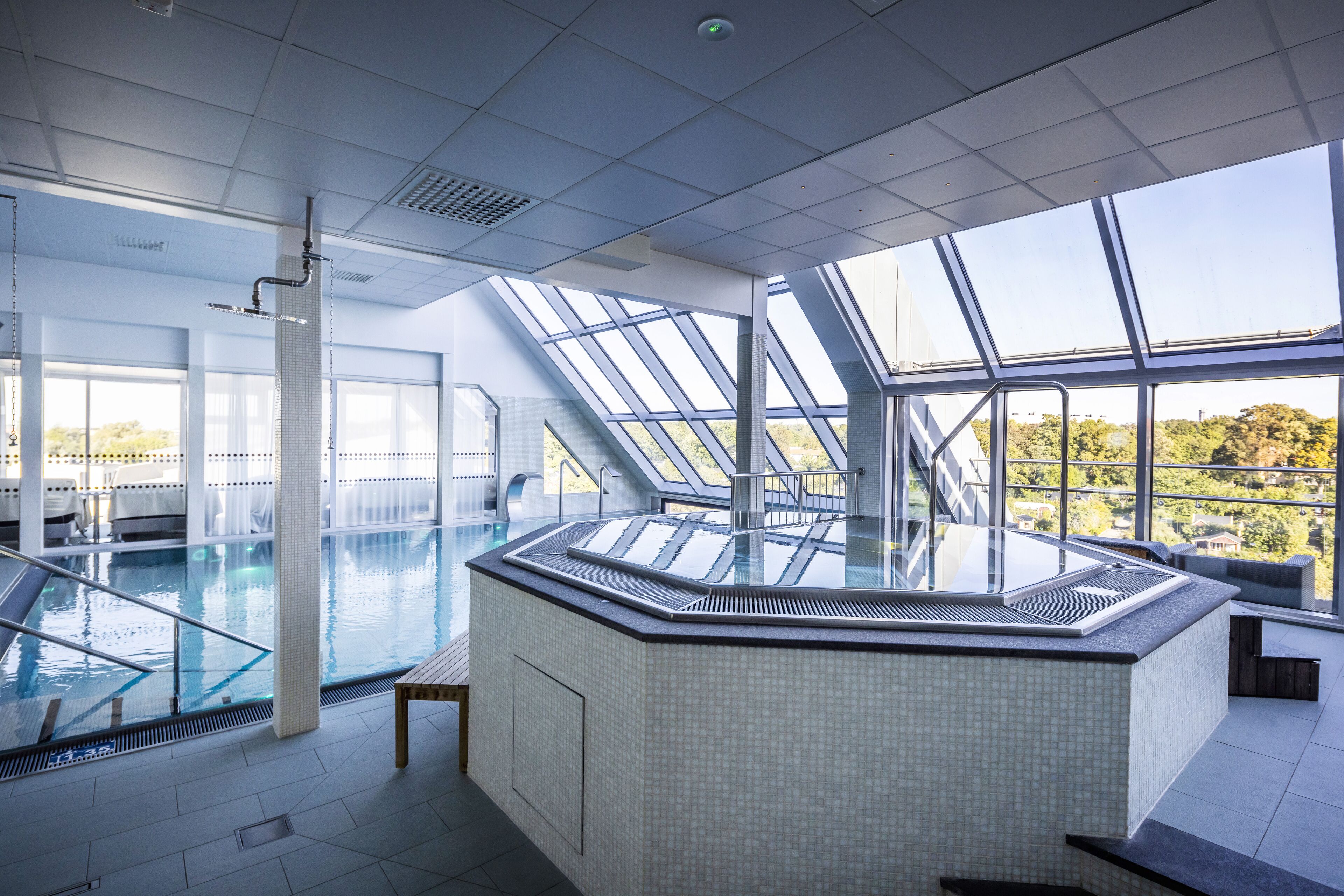 Bathtub spa indoor