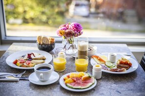 Free daily buffet breakfast