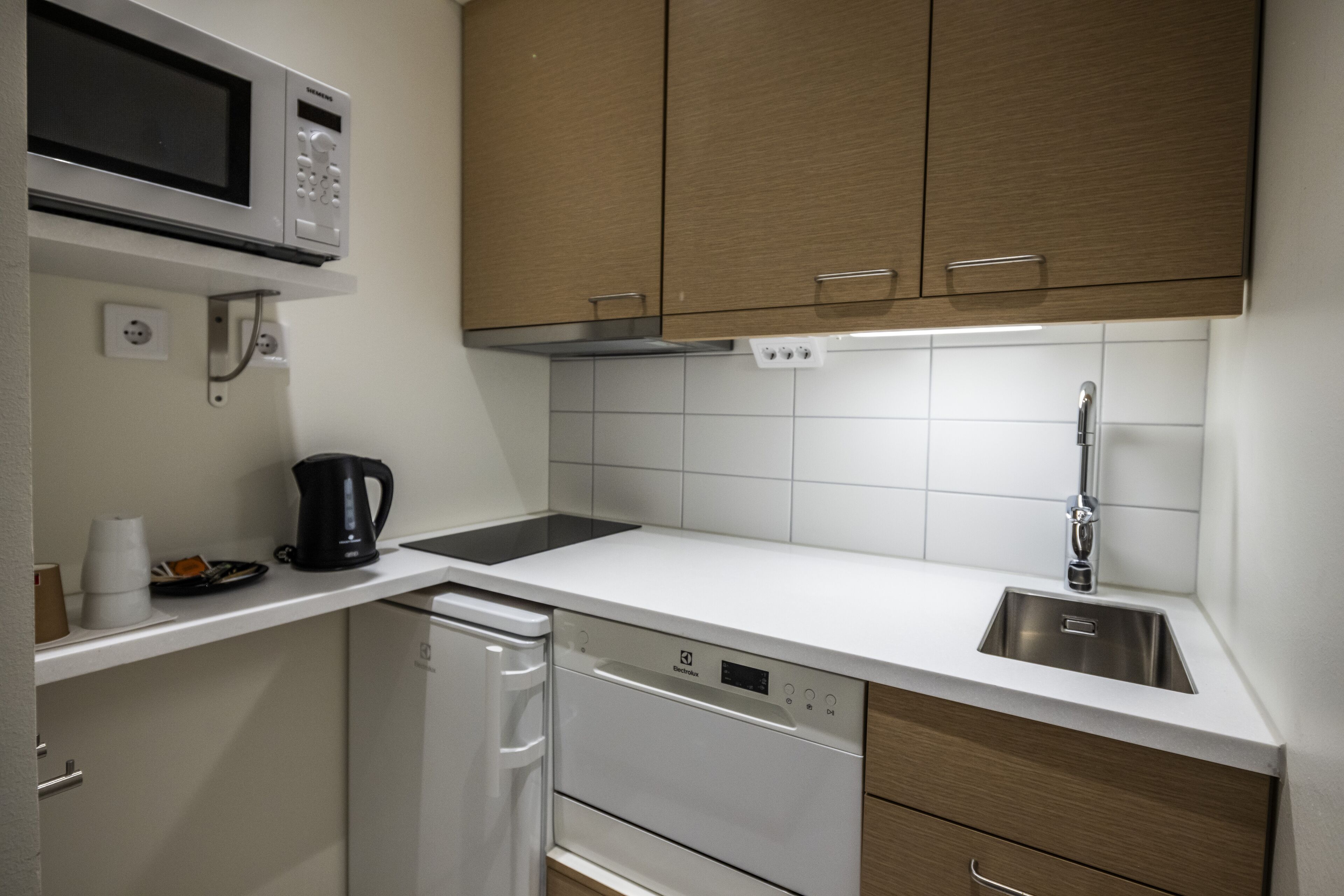 fridge, stovetop, coffee/tea maker, electric kettle