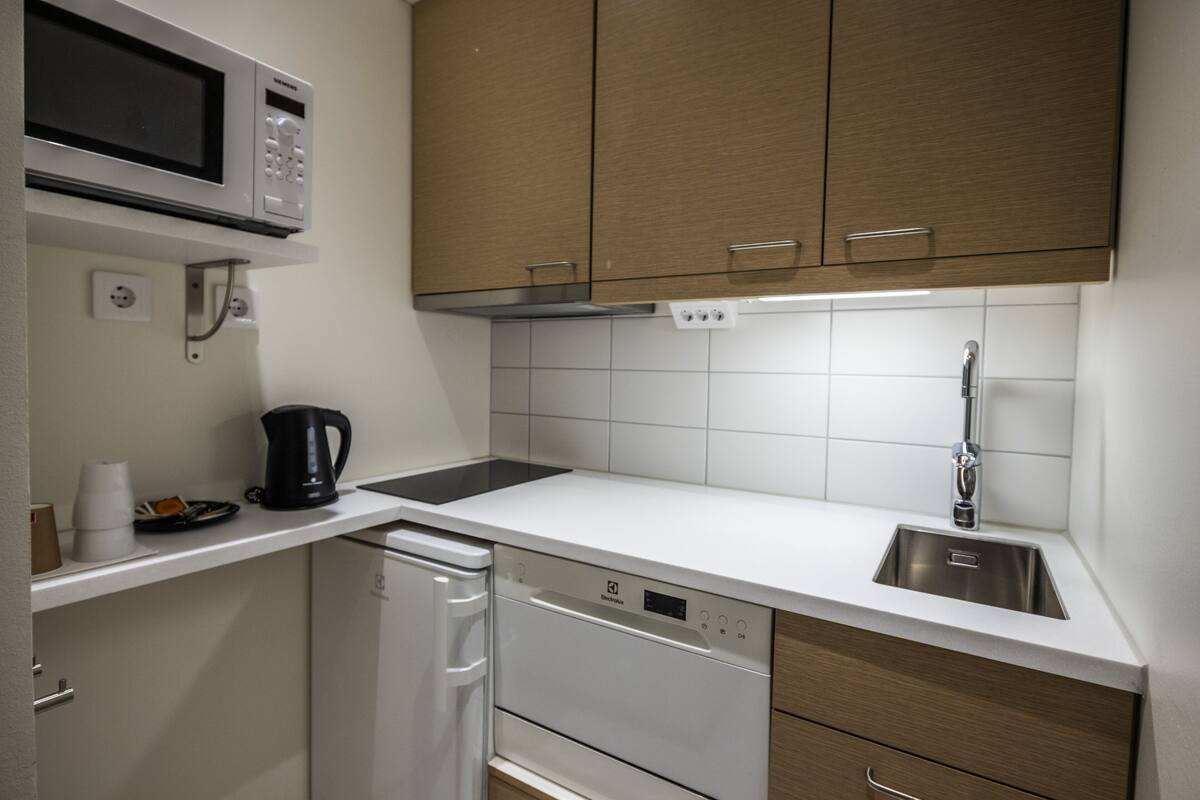 fridge, stovetop, coffee/tea maker, electric kettle