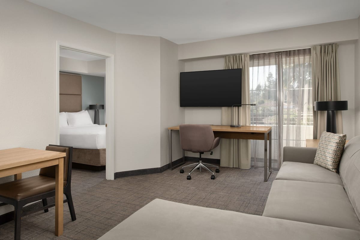 Suite, 1 Bedroom, Non Smoking | Living room | 39-inch TV with digital channels, pay movies