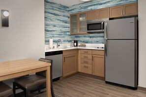 Refrigerador, microondas, placa de cocina, lavavajillas