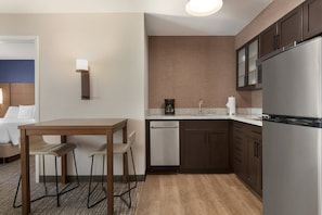 Suite, 1 chambre | Literie de qualité, lit avec matelas à plateau-coussin, décor unique
