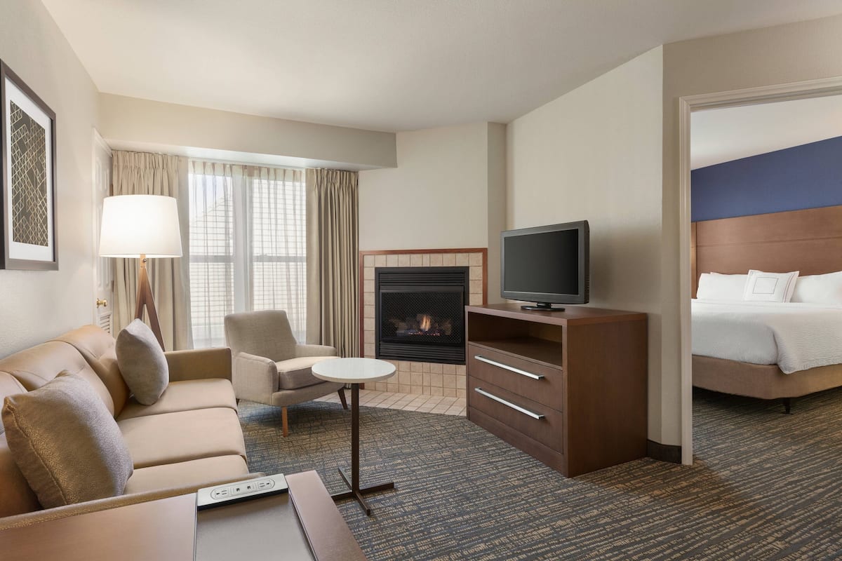 32-inch flat-screen TV with cable channels, TV