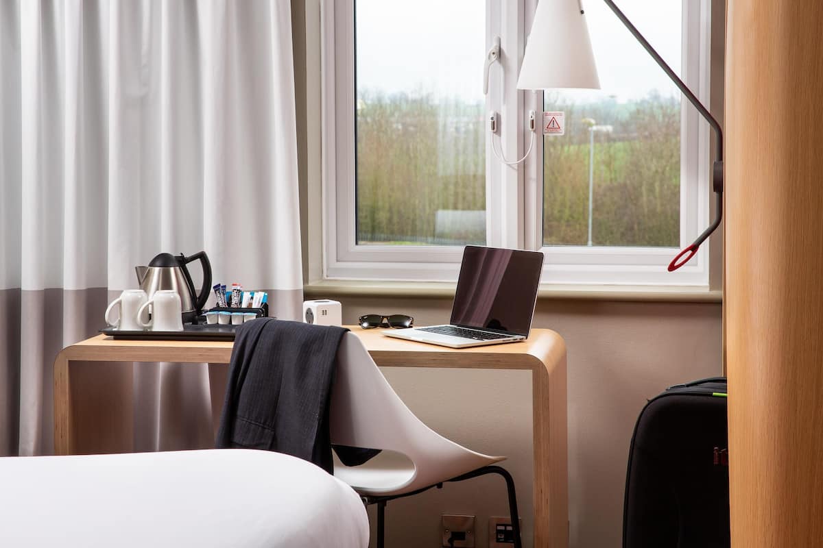 Escritorio, espacio para trabajar con laptop y cortinas blackout