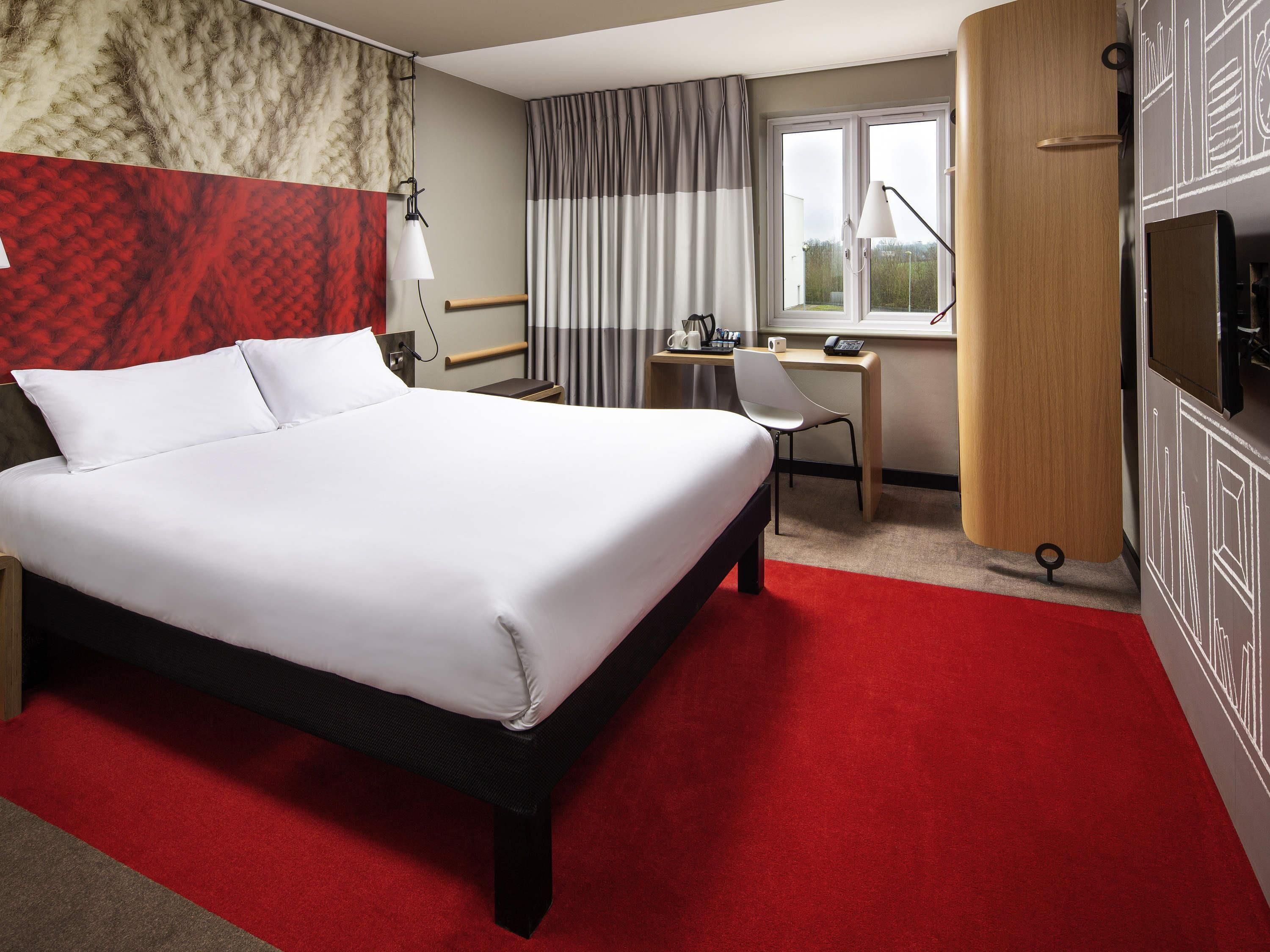 Escritorio, espacio para trabajar con un portátil, cortinas opacas