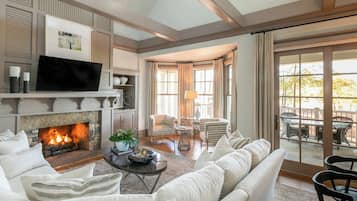 Småhus, 2 soverom, balkong, utsikt mot innsjø | Oppholdsrom | Flatskjerm-TV, iPod-dokkingstasjon og filmkjøp