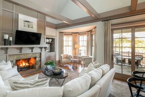 Småhus, 2 soverom, balkong, utsikt mot innsjø | Oppholdsrom | Flatskjerm-TV, iPod-dokkingstasjon og filmkjøp