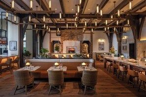 5 restaurants; breakfast, lunch, and dinner served
