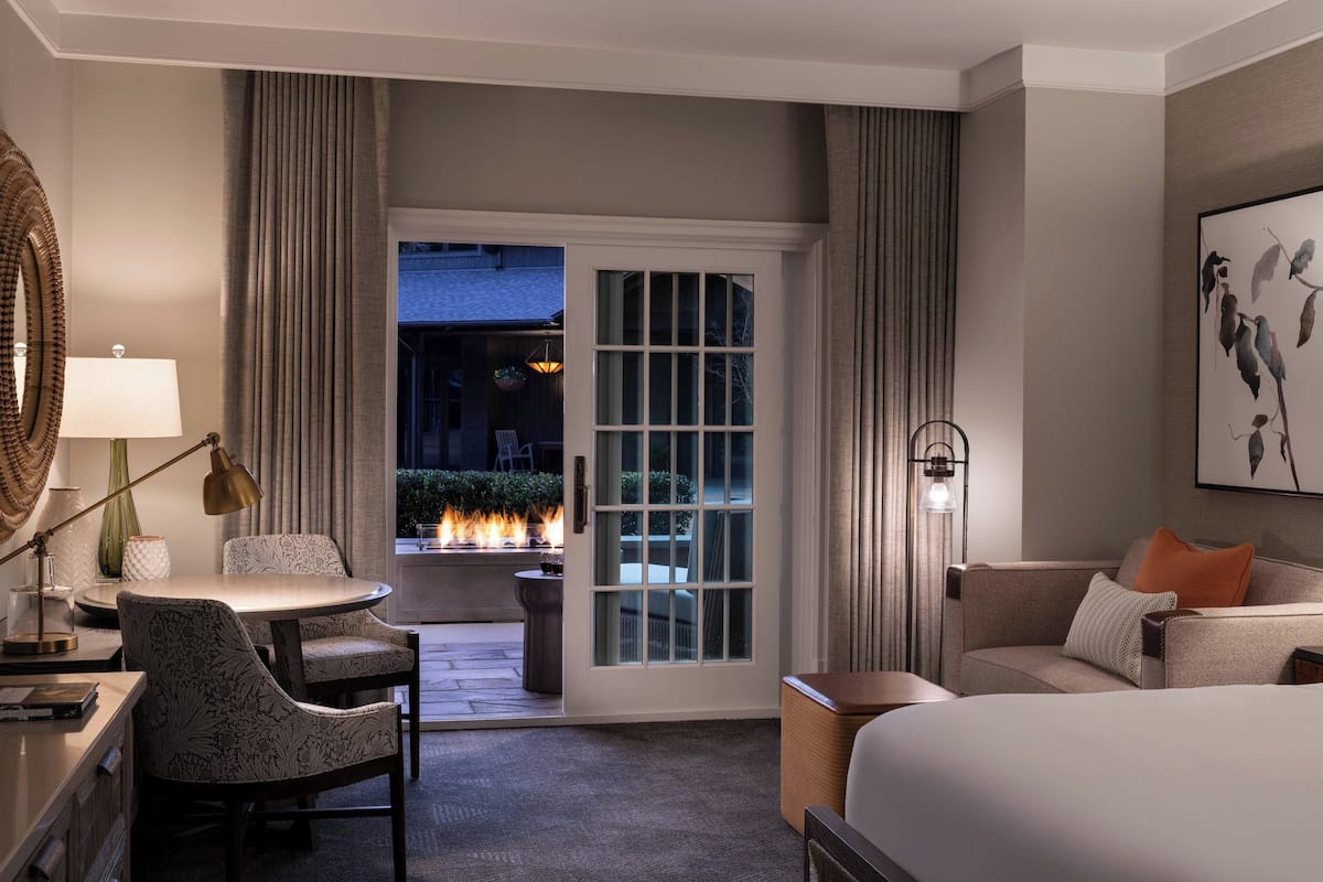 Room, 1 Katil Raja (King), Resort View (Fireside) | 1 bilik tidur, peralatan tempat tidur premium, peti besi dalam bilik