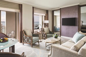 Suite Club, 1 chambre, balcon, vue sur la baie | Salle de séjour | Téléviseur à DEL de 55 po avec chaînes spécialisées, téléviseur, Netflix