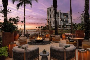 5 restaurants, breakfast, lunch, dinner served; American cuisine 