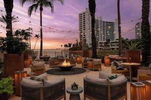 5 restaurants, breakfast, lunch, dinner served; American cuisine
