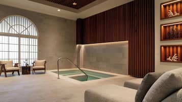 Salas para tratamentos a dois, sauna seca, banheira de hidromassagem