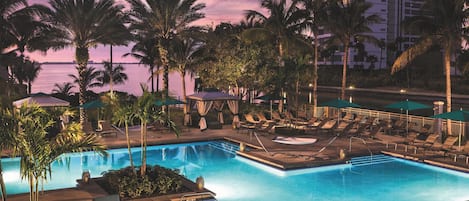 2 piscinas externas, barracas, guarda-sóis