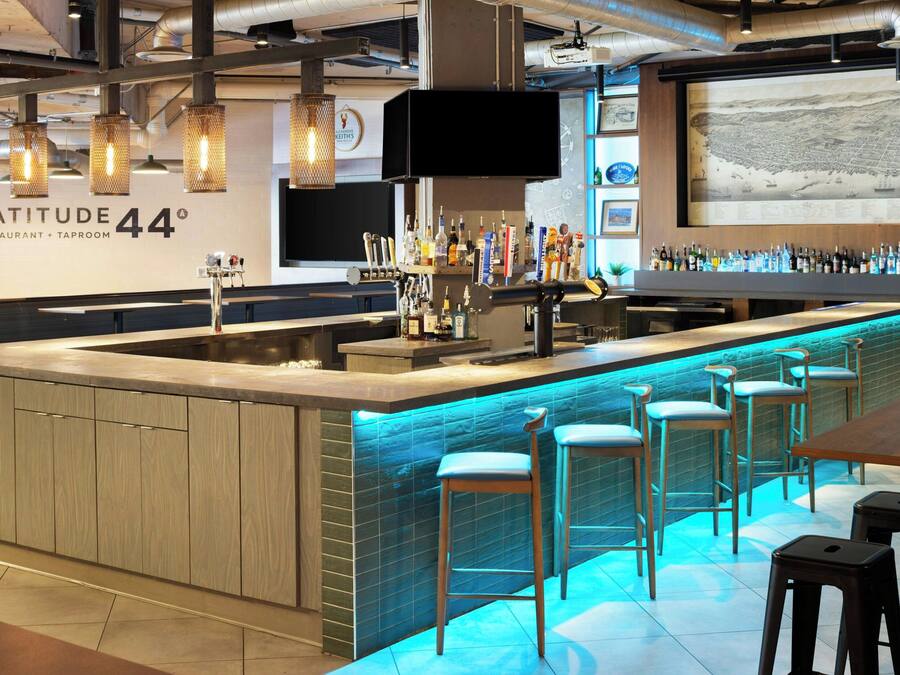 Breakfast, lunch, dinner served; American cuisine