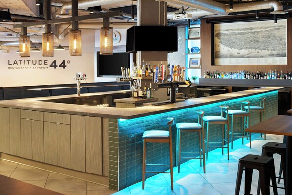 Breakfast, lunch, dinner served; American cuisine - Four Points by Sheraton Halifax (Halifax)