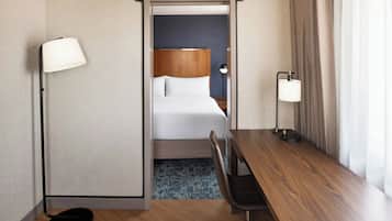 Suite junior, 1 habitación | Camas con pillow-top, caja de seguridad en la habitación y escritorio