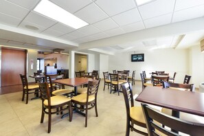 Free local cuisine breakfast - Sleep Inn & Suites Riverfront (Ellenton)