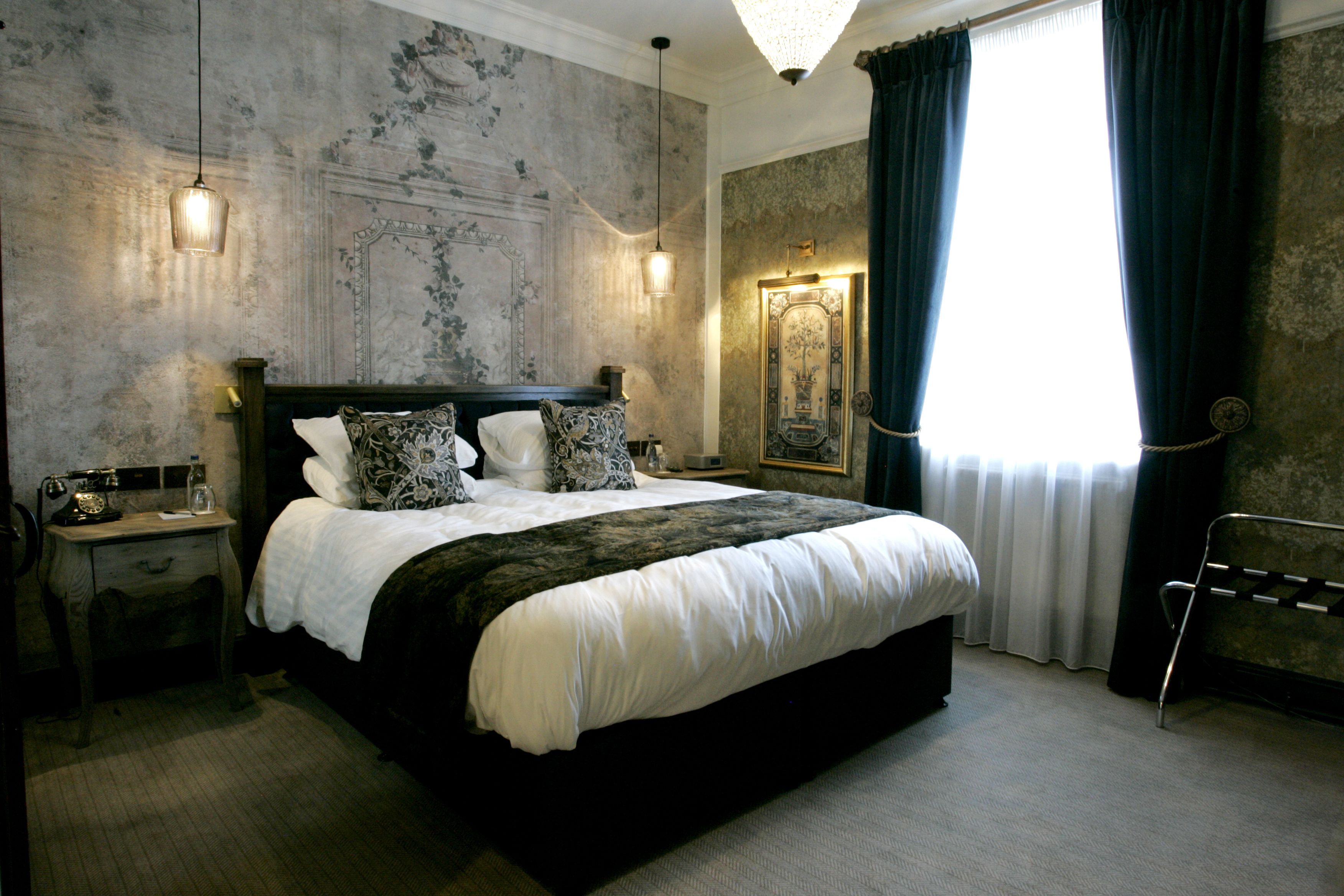 executive room, 1 king bed, non smoking | in-room safe, iron/ironing board, free wifi, bed sheets