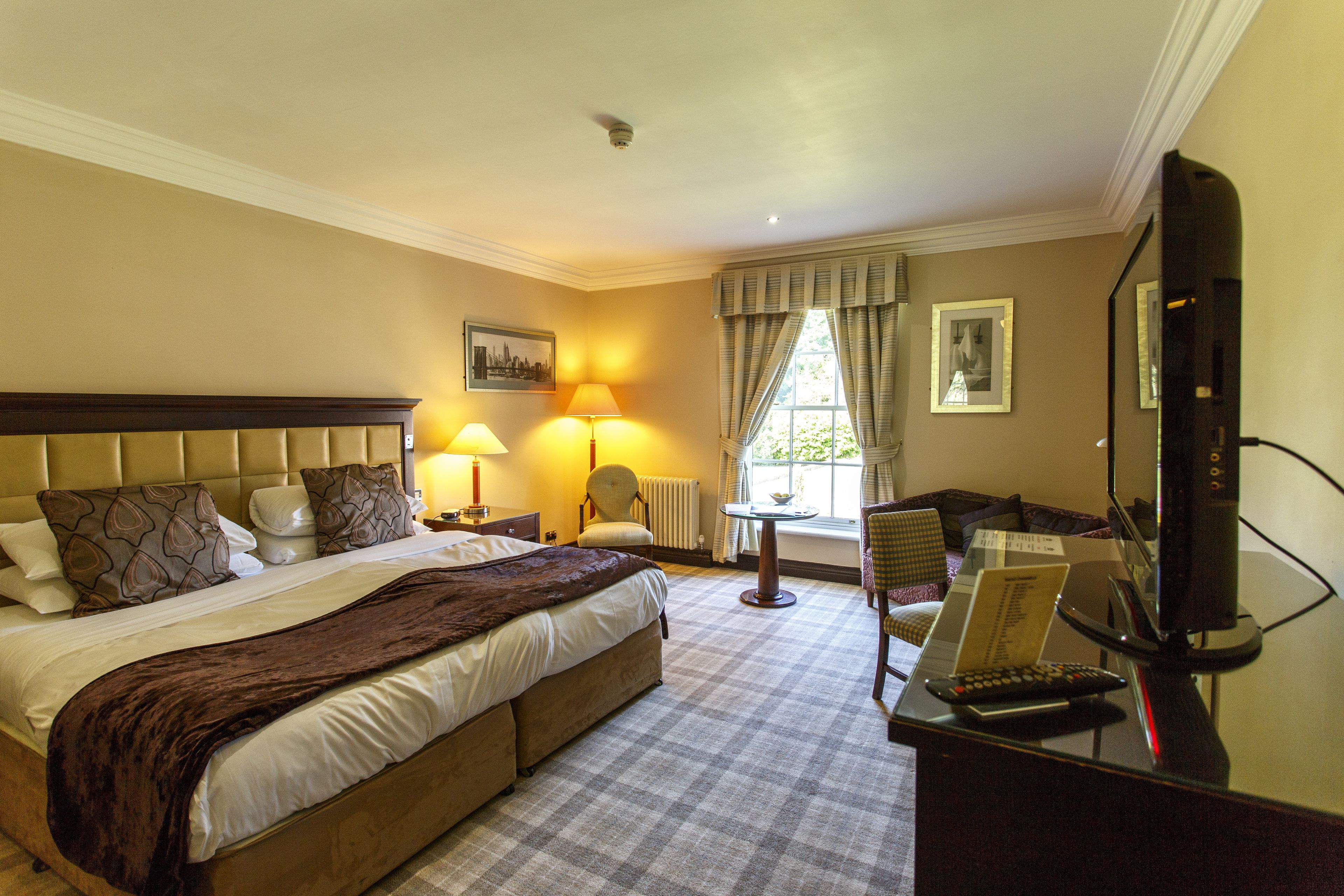 deluxe room, 1 double bed, non smoking | in-room safe, iron/ironing board, free wifi, bed sheets