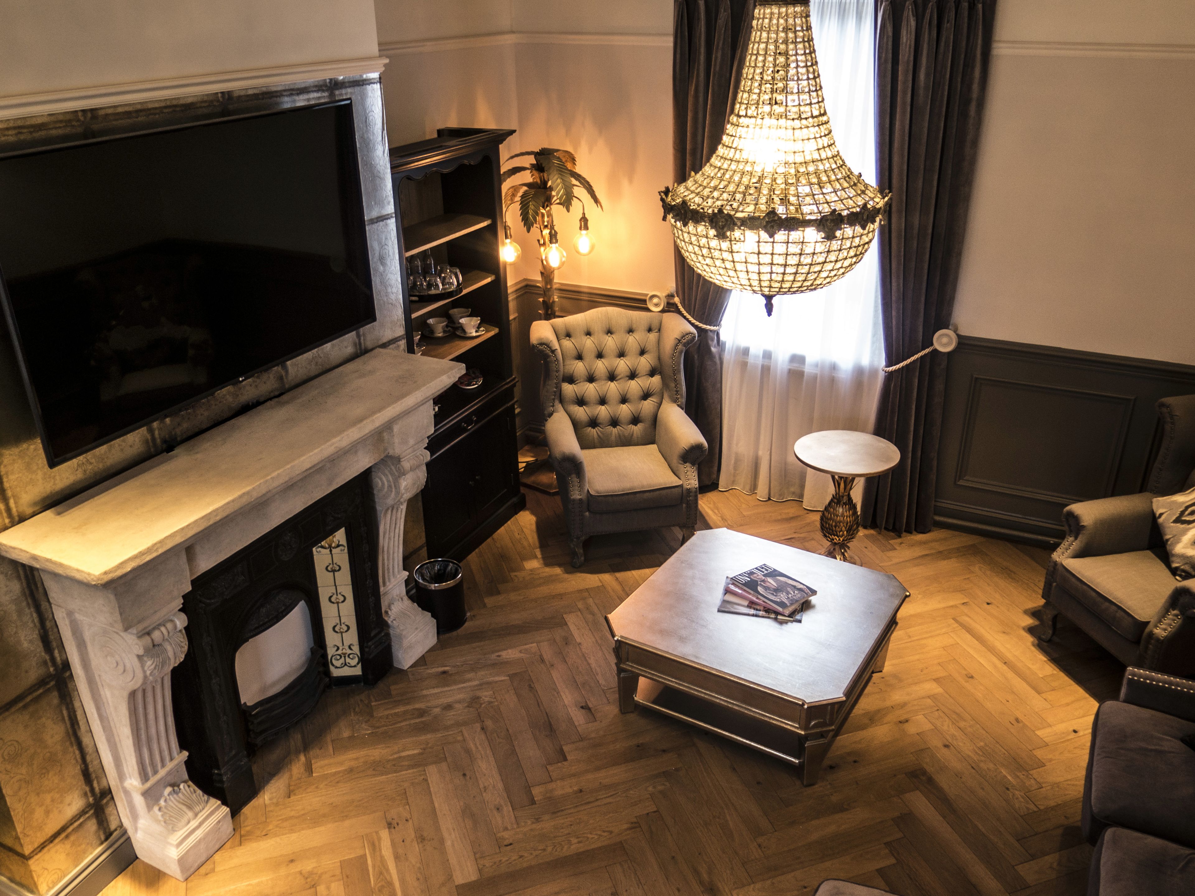 42-inch lcd tv with satellite channels, tv