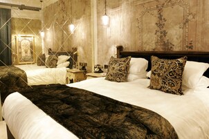 Executive Room, 1 King Bed, Non Smoking | In-room safe, iron/ironing board, free WiFi, bed sheets