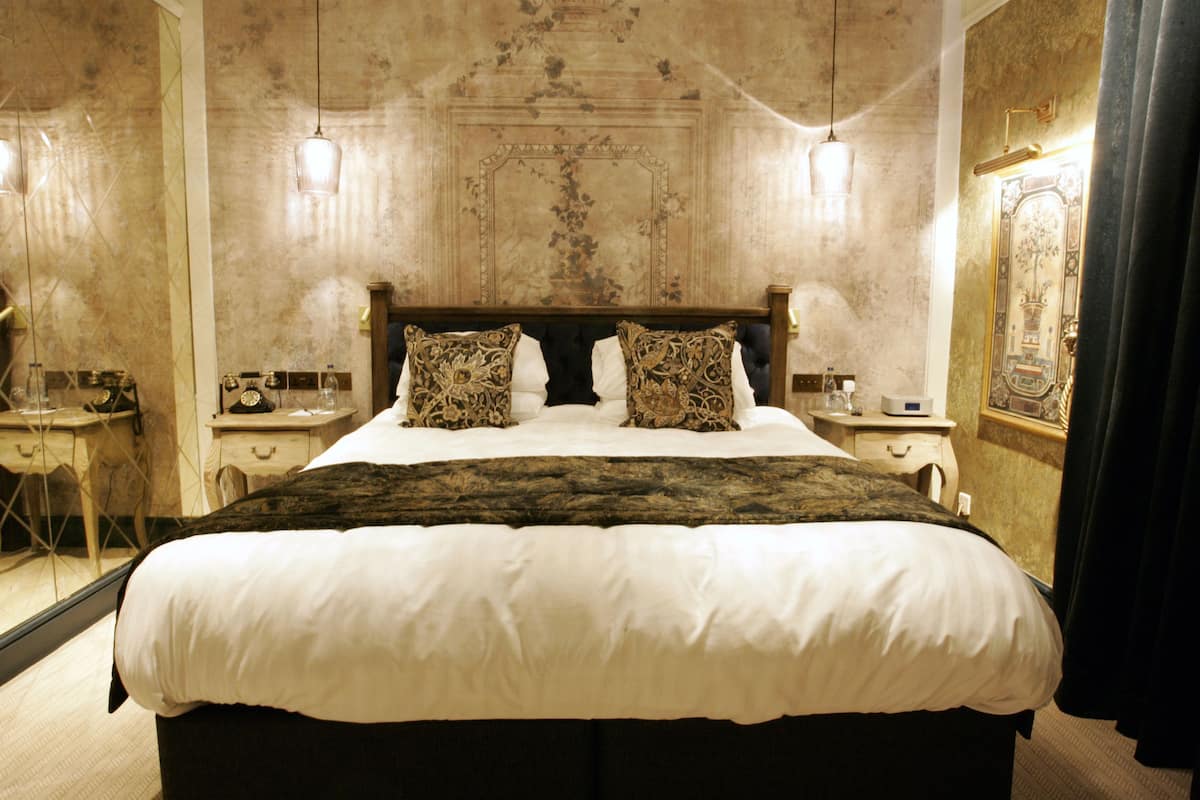 in-room safe, iron/ironing board, free wifi, bed sheets