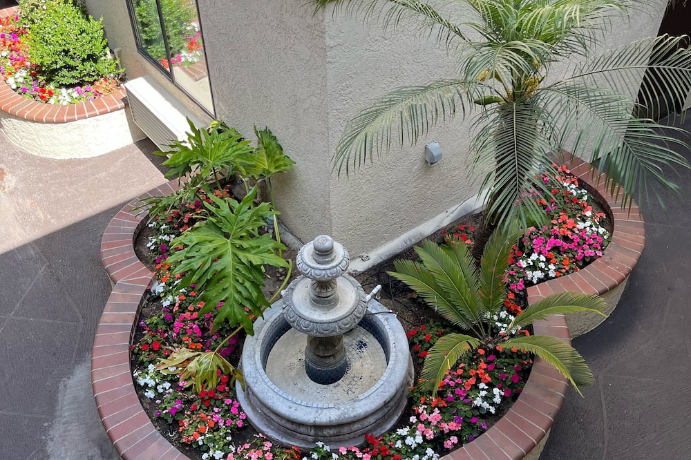 Laguna Inn & Suites