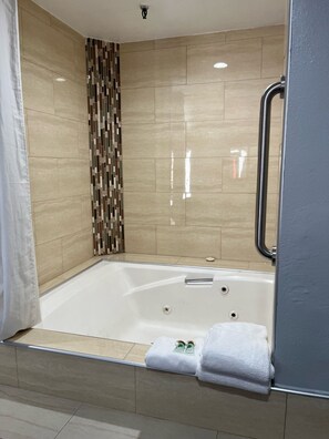 Chambre exécutive, 1 très grand lit, baignoire à jets (Deluxe room, 1 King Bed, Jetted tub) | Baignoire à hydromassage