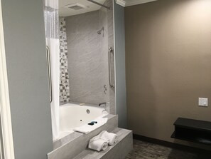 Jetted bathtub -  Laguna Inn & Suites (San Juan Capistrano)