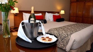 Premium bedding, down comforters, pillowtop beds, in-room safe - Centuria Hotel Buenos Aires (Buenos Aires)