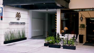 Estacionamento sem manobrista (sujeito a cobrança): ARS 4000 por dia