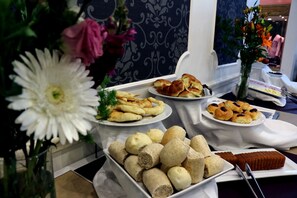 Free daily buffet breakfast